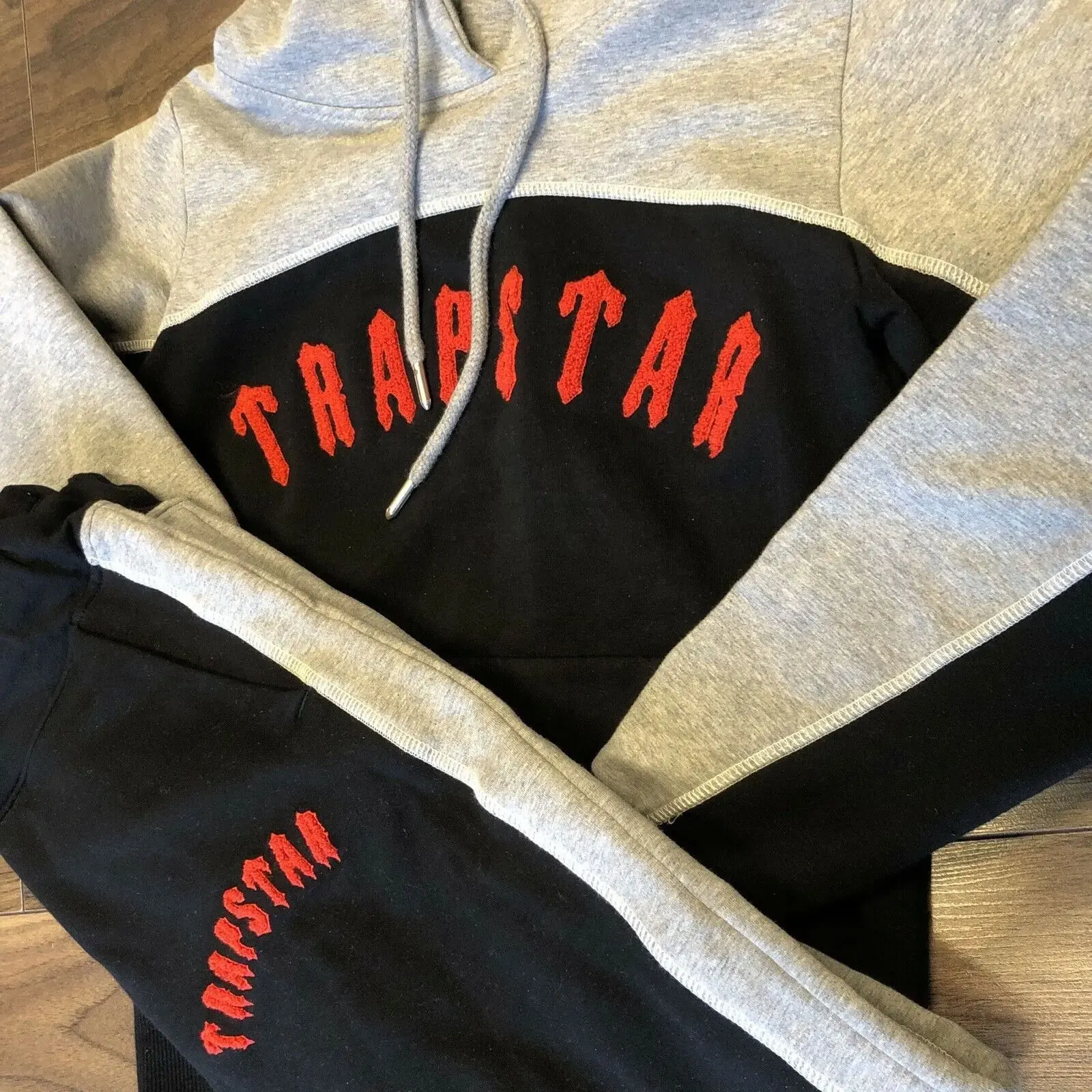 Мужской спортивный костюм с капюшоном и вышивкой