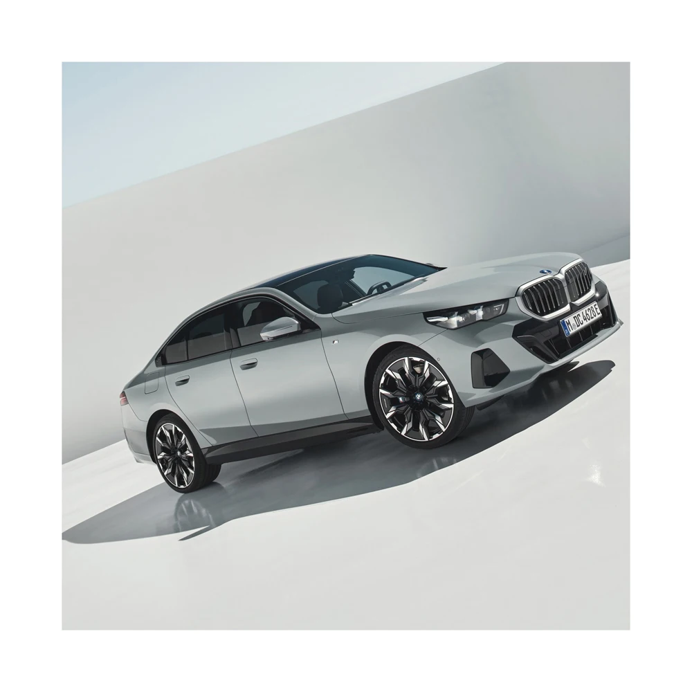 Купе BMW M4 с гоночными функциями двигателем турбонаддувом и острой управляемостью
