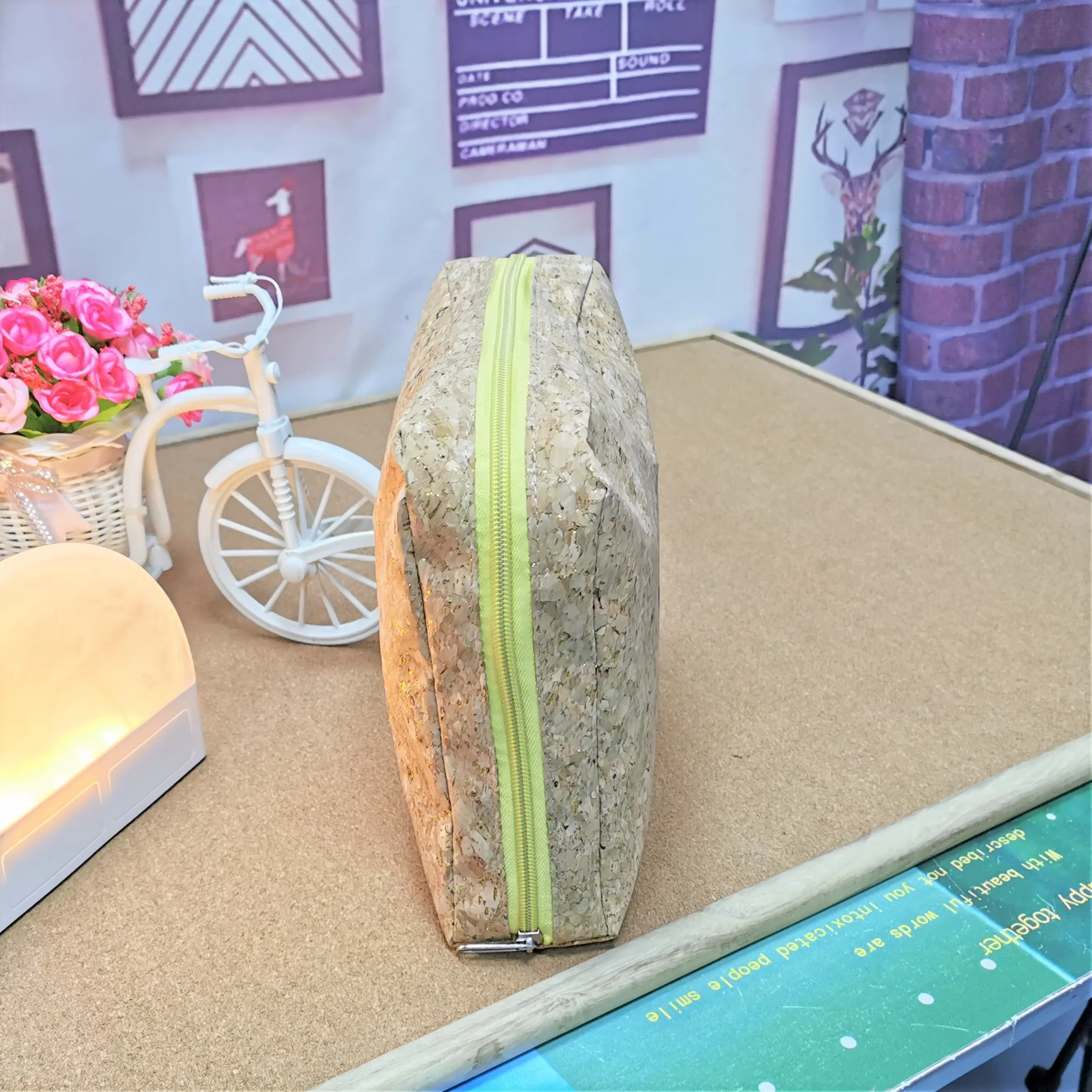 Manufacturer OEM cosmetic pouch bag cork  with lining cosmetic bag for women