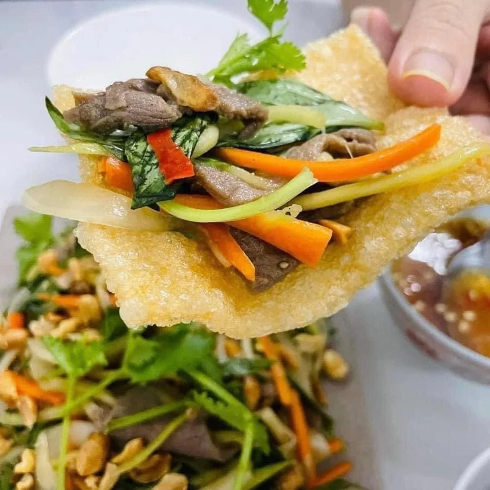 Vietnam Wholesale High Quality Seafood Snacks  Crispy Salty Taste 500gr Box Seafood Snacks 9 months Shelf Life OEM Prawn Cracker