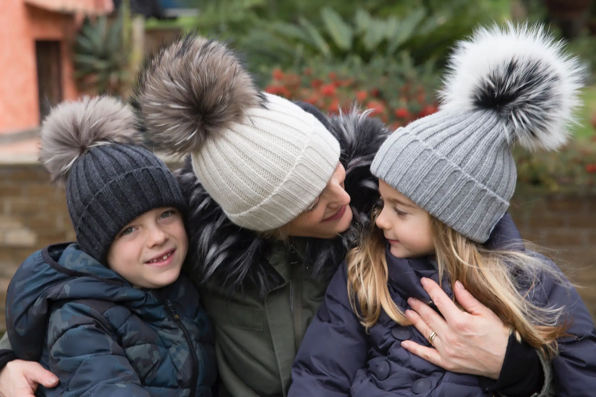 Best Supplier Made in italy Knitted White Beanies Hats With Finnraccon Fur Pompon For Winter Holiday