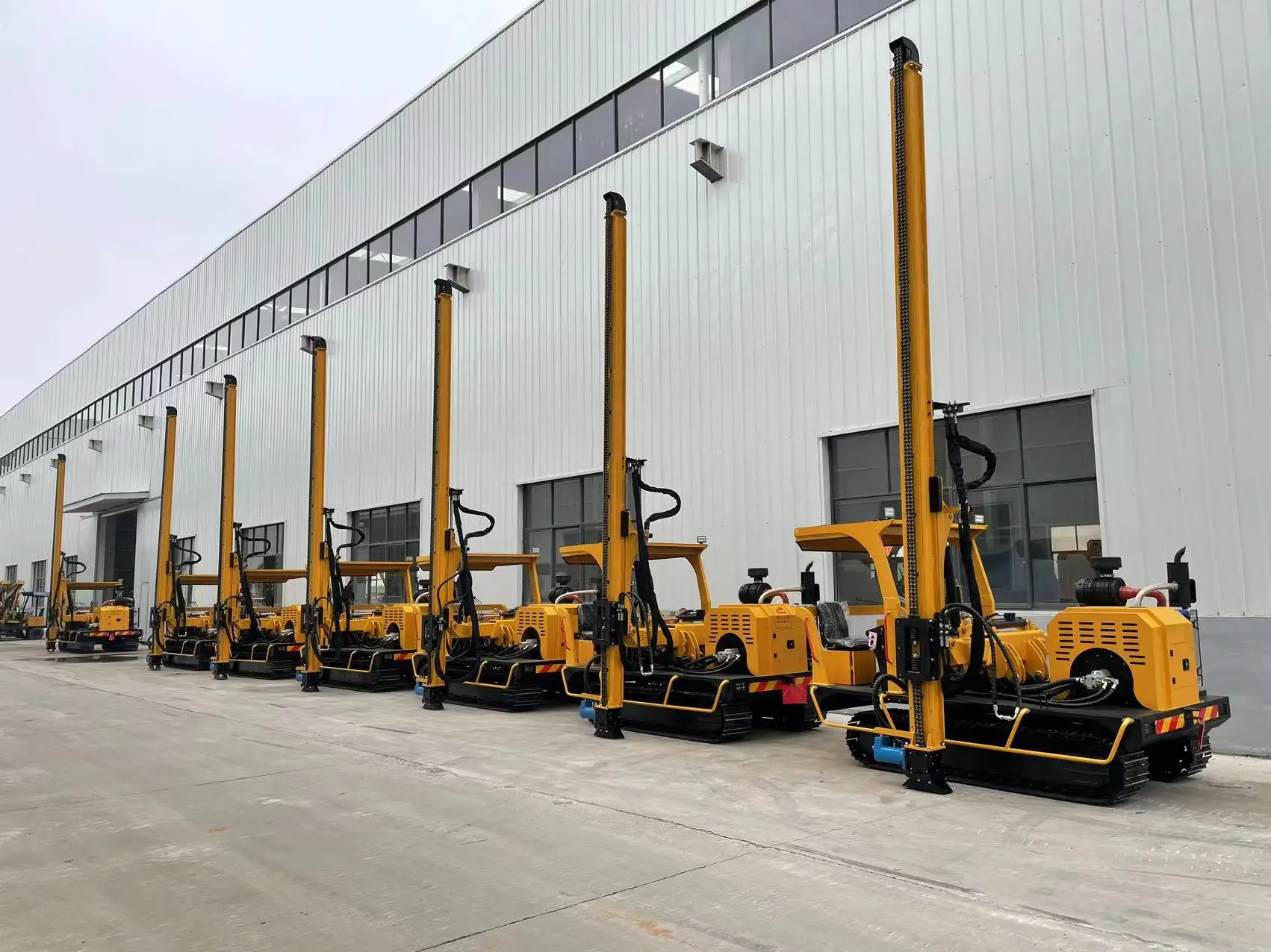 With 4 cylinders diesel engine for highway crash barrier installation, Hengxing HXR5 crawler  pile driver ramming machine