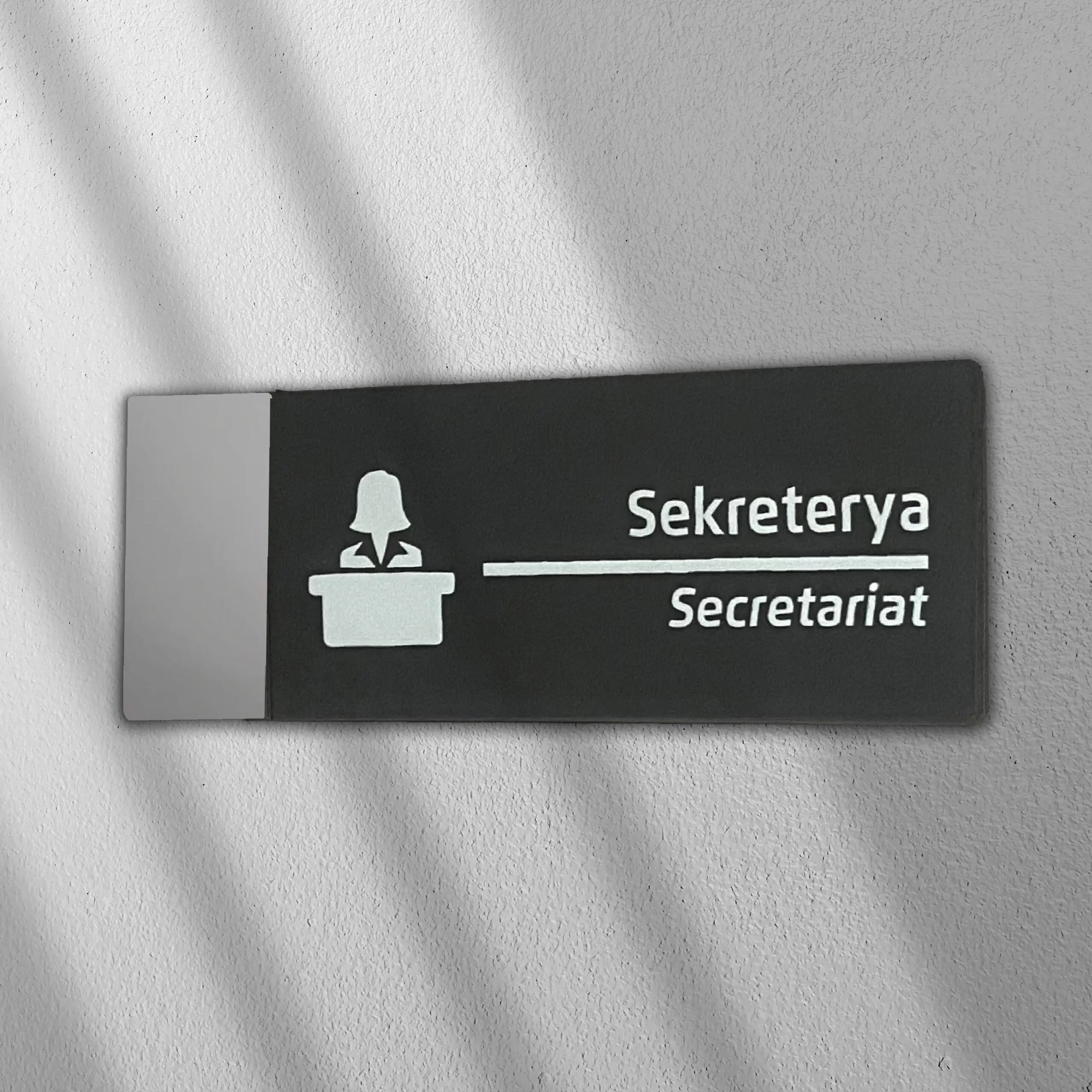 Табличка с дверью секретариата