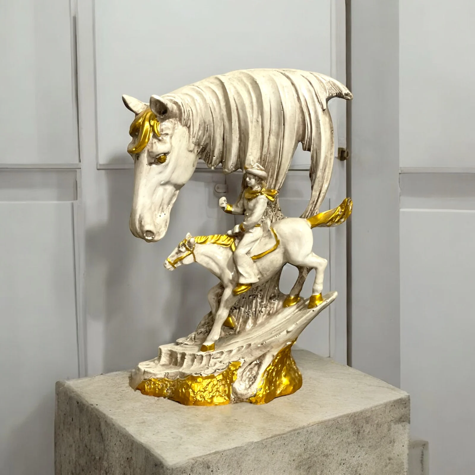 Modern Abstract Idol with Horse Figurine Positive Energy Home Office Decor by Indian Supplier Factory-Demand Resin Metal Artwork