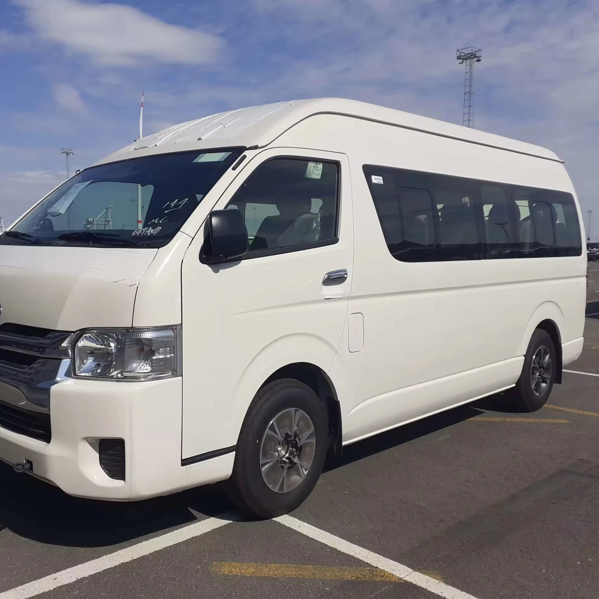 Аккуратно использованный автобус Toyotas HiAce с высокой крышей 15-местная модель 2019 100% отлично работает без происшествий гарантия 1 год.
