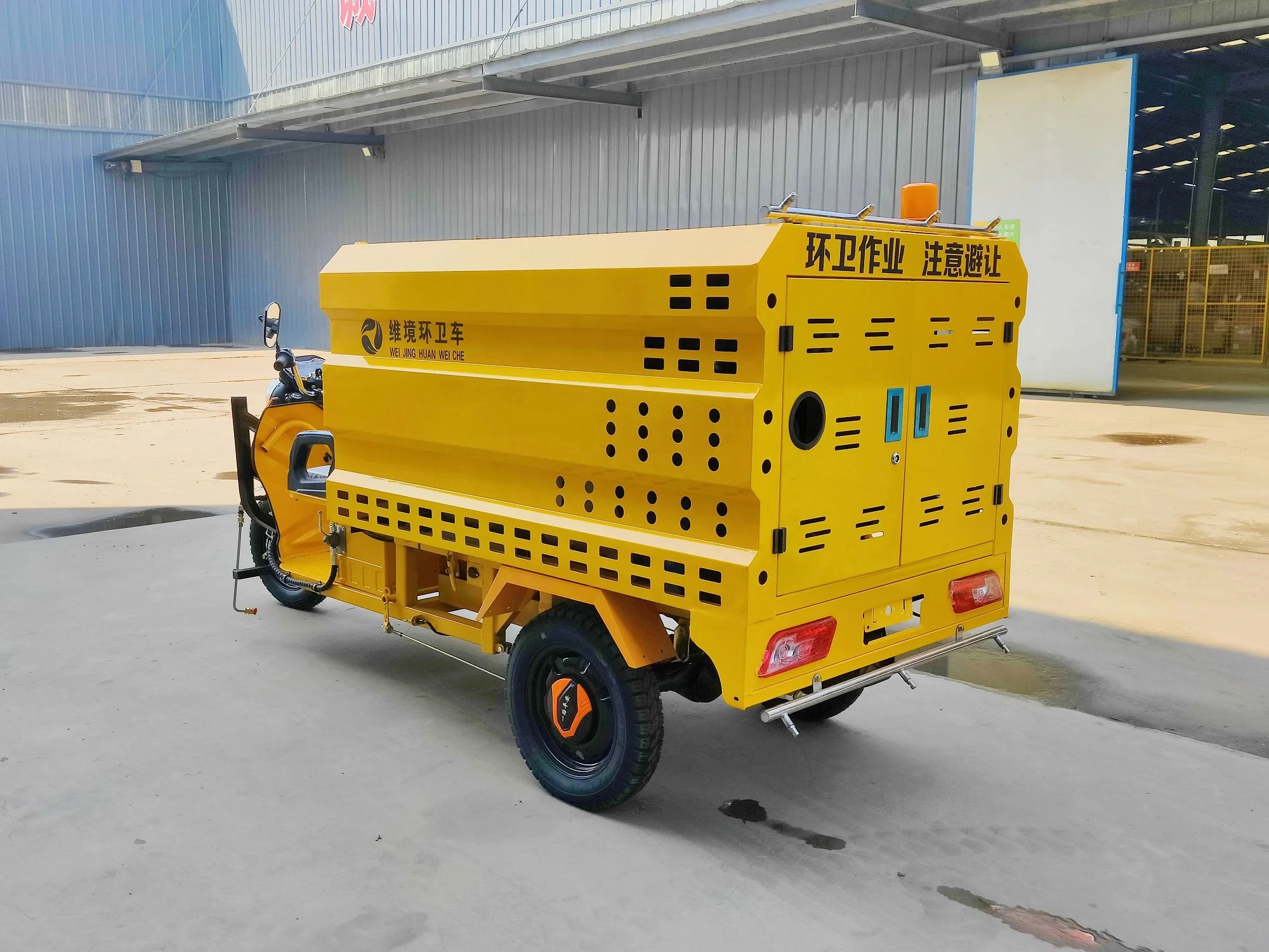 Electric tricycle water sprinkler truck tanker water car municipal works road cleaning garbage truck