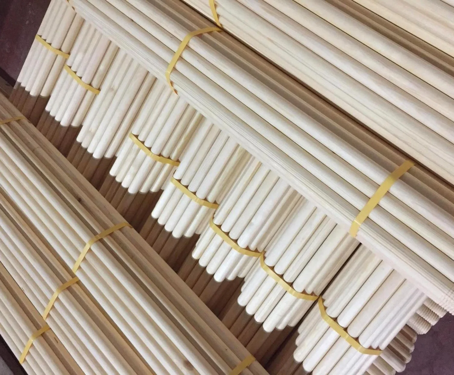 Wooden handles broomstick for brush cleaning wood stick for house and garden cleaning tools  good quality italian screw