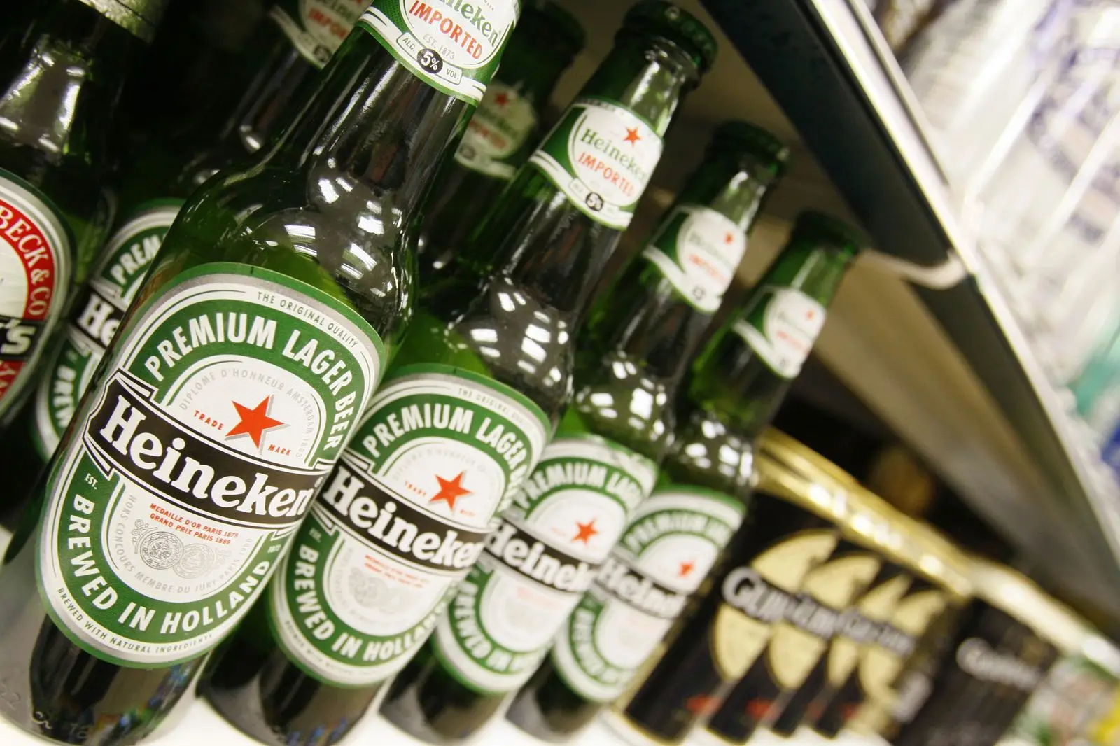 Новое поступление упаковка оригинальное пиво Heineken 4x330 мл бутылки с чистым