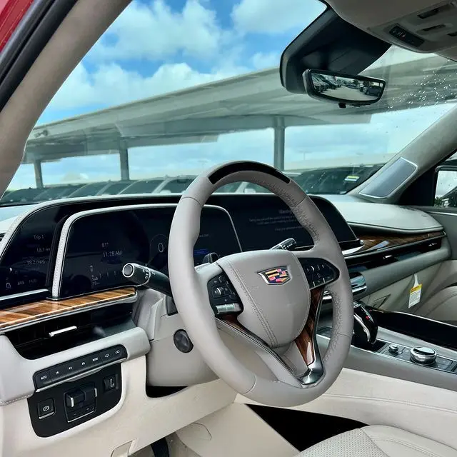 Аккуратно использованный 2024 Cadilac Escalade Sport