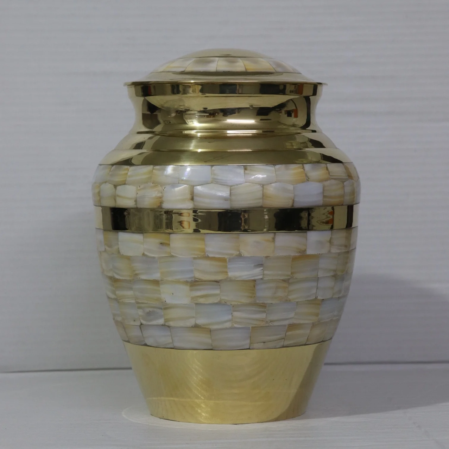 Латунный контейнер для похоронной пепельницы мужчин и женщин матери жемчуга производитель поставщик