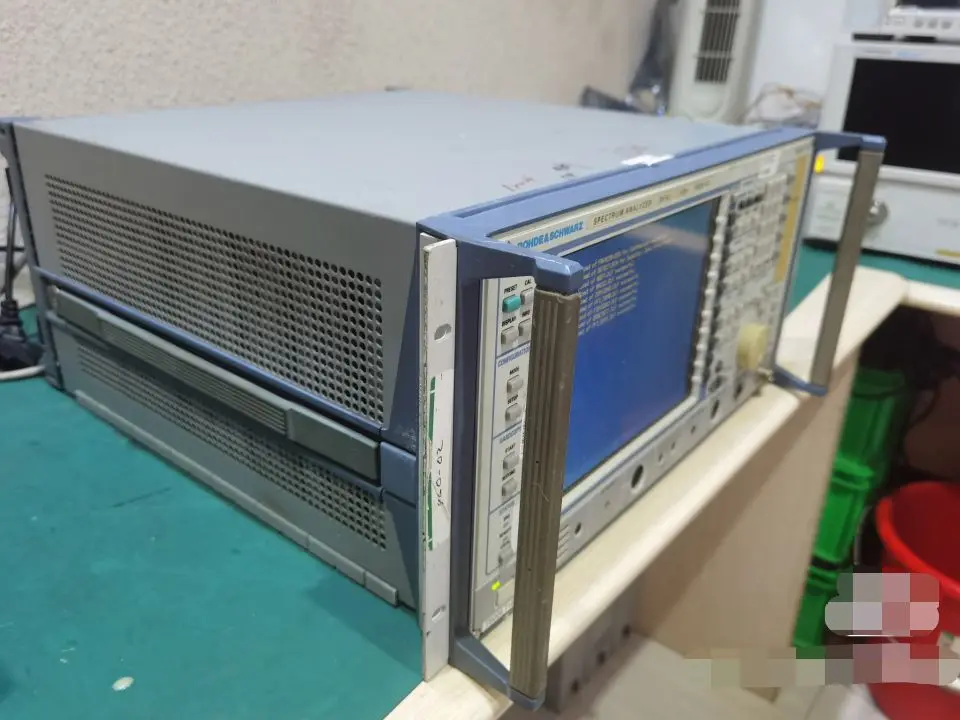 Спектральный анализатор R & S fсеб 30, от 20 Гц до 7,5 ГГц