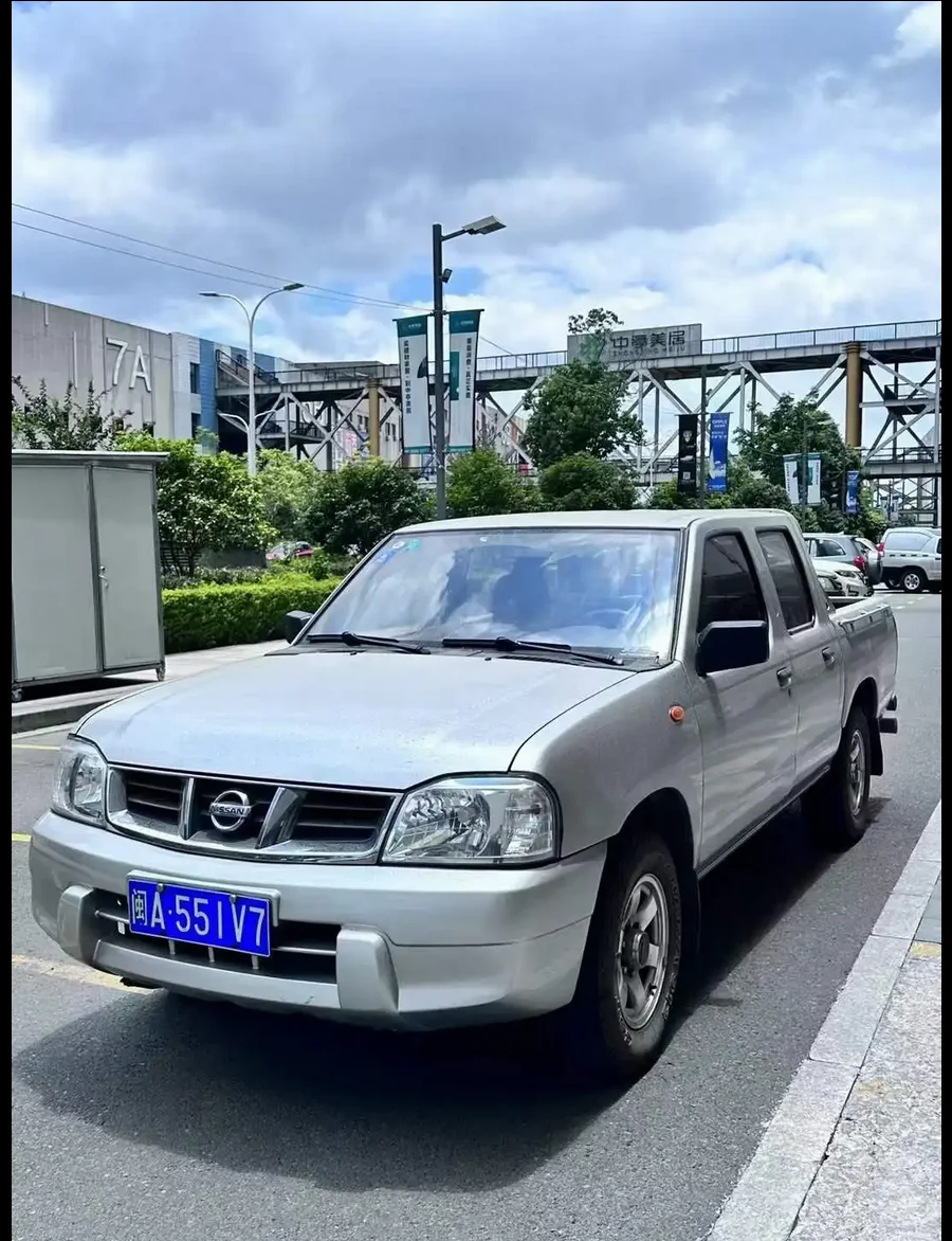 Отлично используется Nissan грузовой Пикап 4*2 пикап 