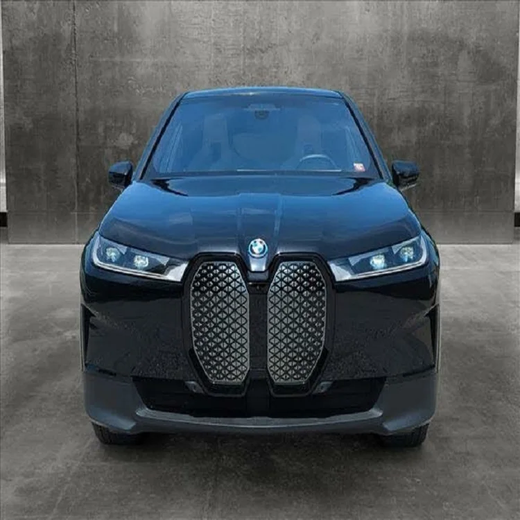 2024 BMW iX xDrive50 AWD внедорожник низкий пробег турбодвигатель Свет Интерьер панорамный люк на крыше кожаные сиденья газовые бензиновые варианты слева