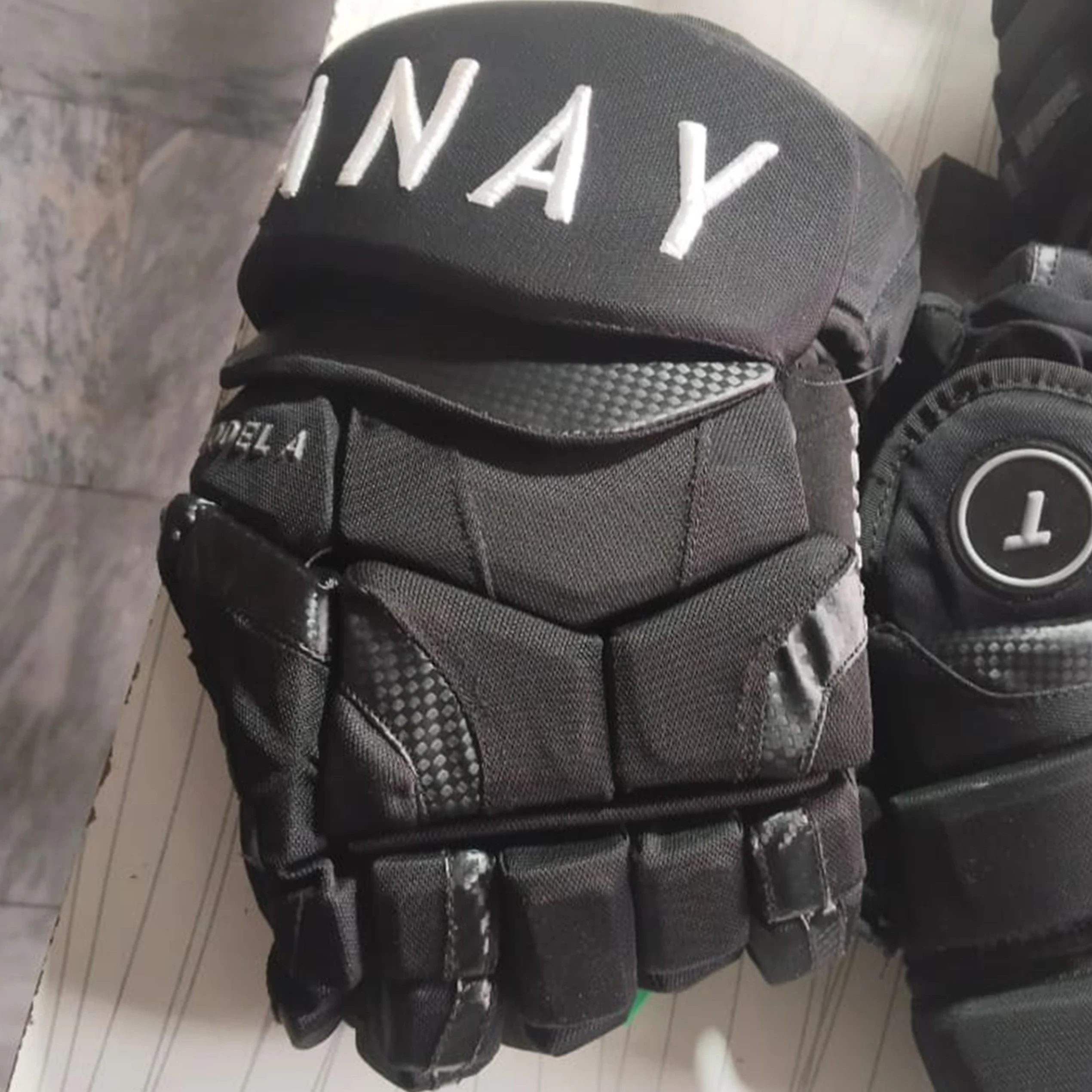 IBERIA Custom Wholesale High Quality Comfortable and Durable Premium Ice Hockey Gloves For Senior/Intermediate/Junior/Youth.