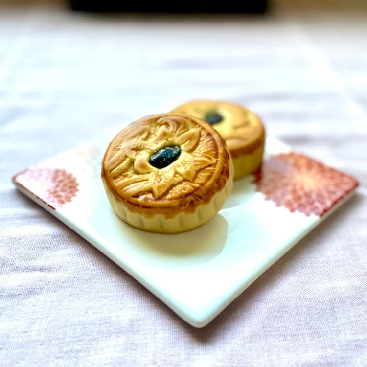 Japanese Chinese snacks food sweet cookies delicious black bean  mooncake in gift packaging box mooncake