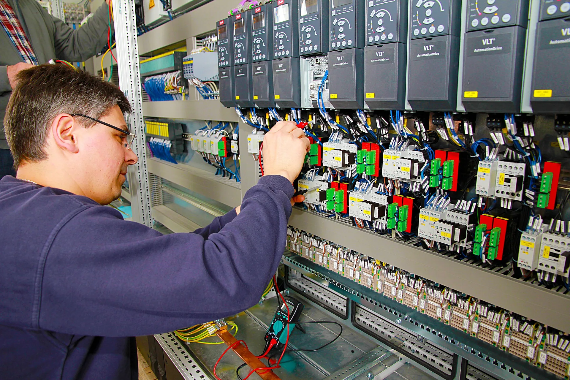 Communication equipment cabinet fire extinguishing device