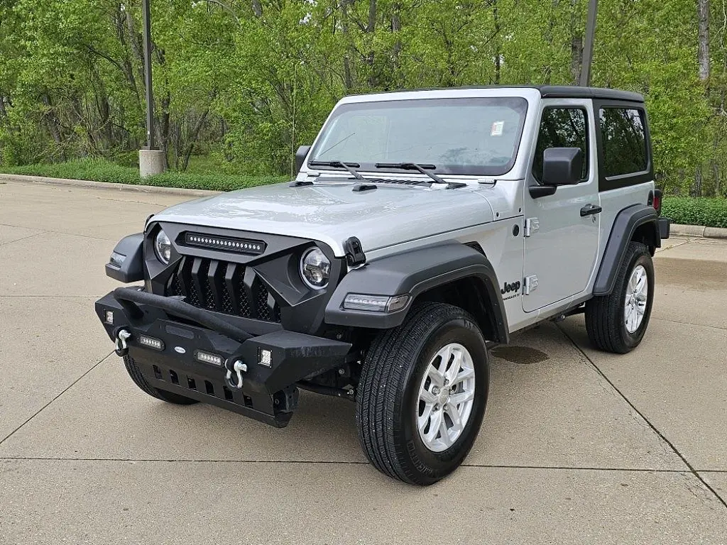 Подержанный 2023 Jeep Wrangler Sport на продажу