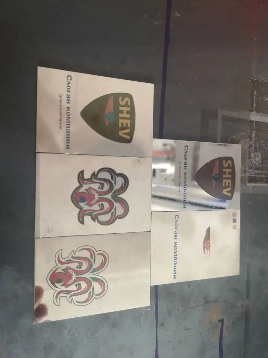 Волоконно-лазерная маркировочная гравировальная машина для продажи напрямую с завода цена лезвие нож лазерный источник металлических материалов