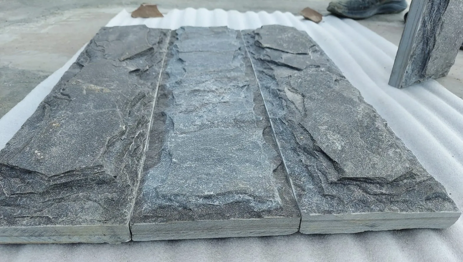 Indian Monsoon Black Sandstone Outdoor Exterior Rockface Natural Split Decorative Facade Stone Wall Cladding Mushroom Finish