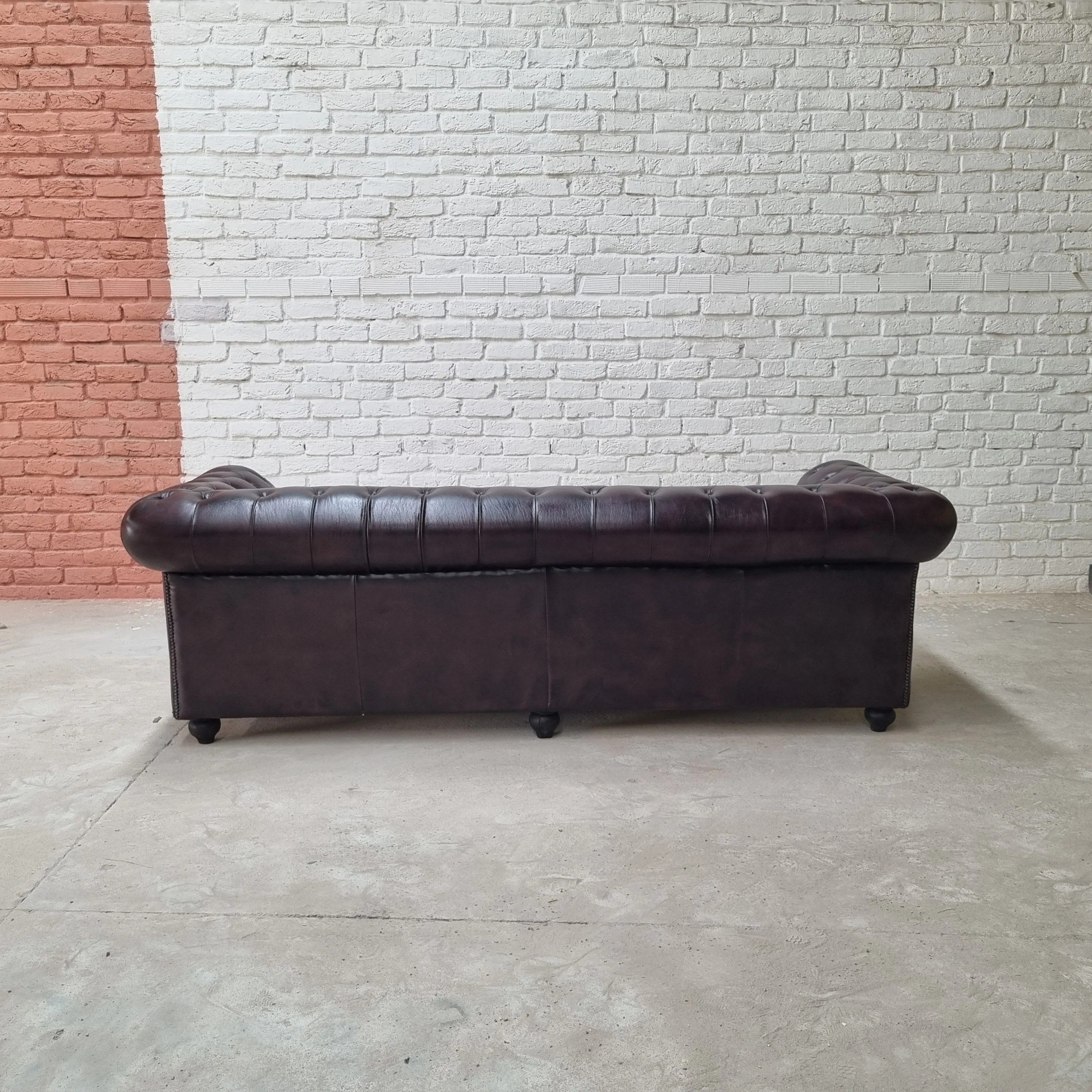 Hot Selling Latest Cherry Brown Tufted Chesterfield 3-Seater Leather Sofa Set for Living Room Unique Feature for Hotels Villas