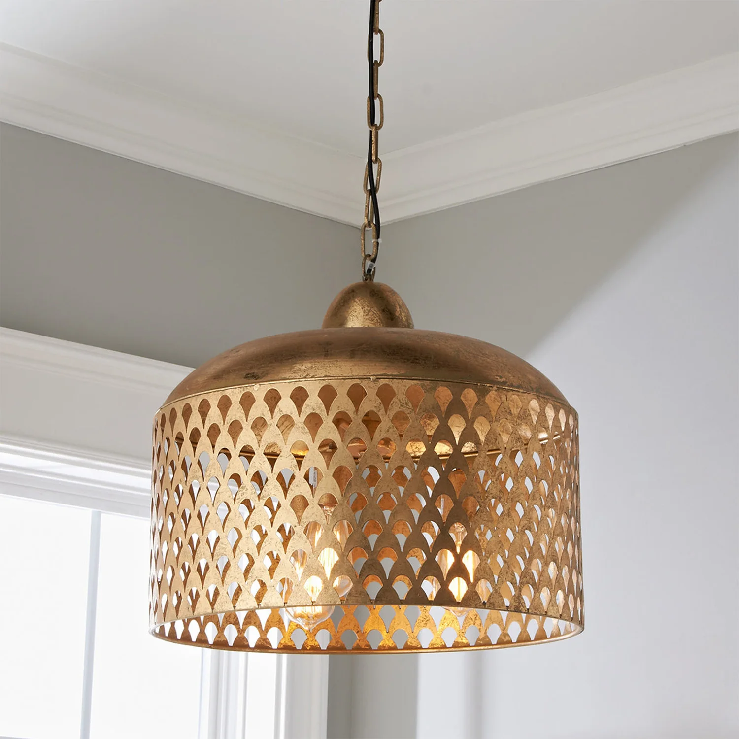 Unique Custom Design High on Demand Ceiling Metal Hanging Pendant Lamp for Export Sale at Bulk Price