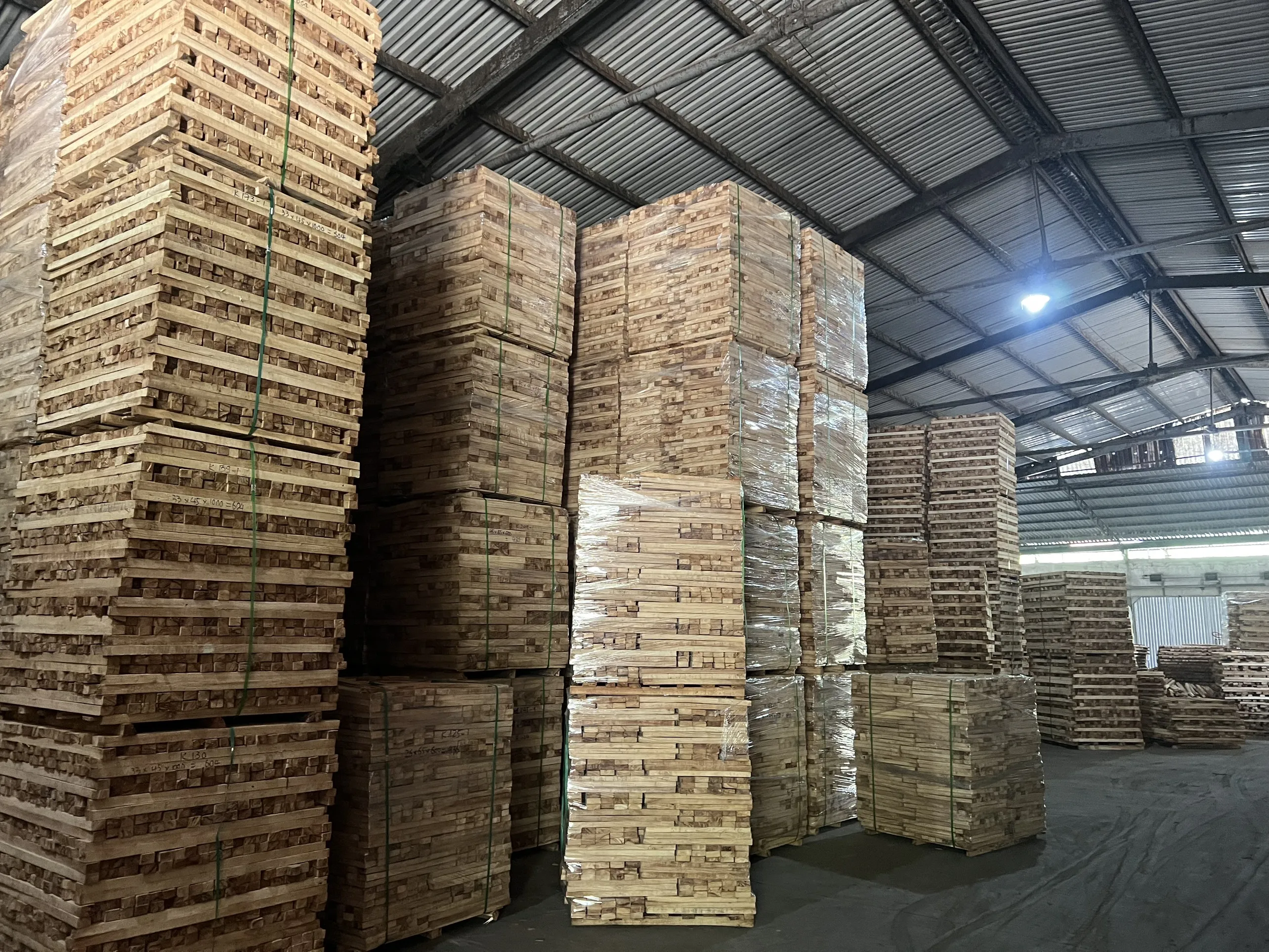 Оптовая продажа доступное строительство использование напольных покрытий резиновые пиломатериалы для производства мебели из Вьетнама