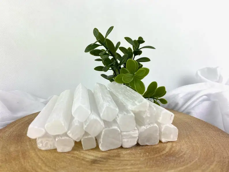 Натуральный селенит грубой лечебной палочки для терапии энергетической платформы личного использования