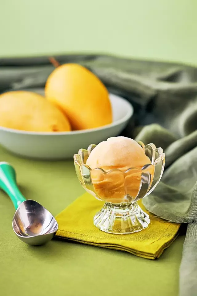 Singapore Supplier Refreshing Fragrant Yellow Color Low-fat Fruity Sweet Handcrafted Mango Sorbet Ice Cream (3.5oz Cup) in Bulk