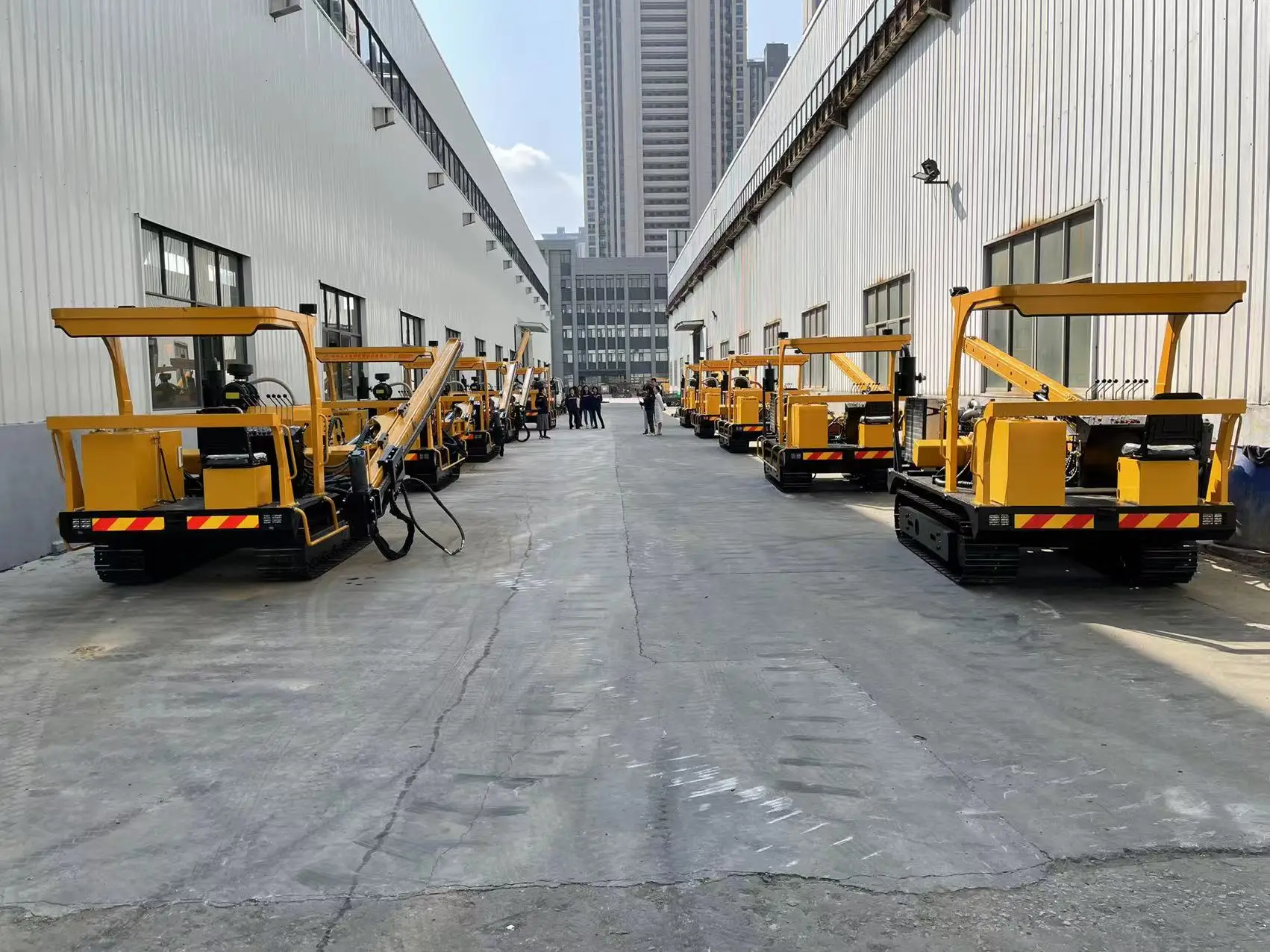 With 4 cylinders diesel engine for highway crash barrier installation, Hengxing HXR5 crawler  pile driver ramming machine