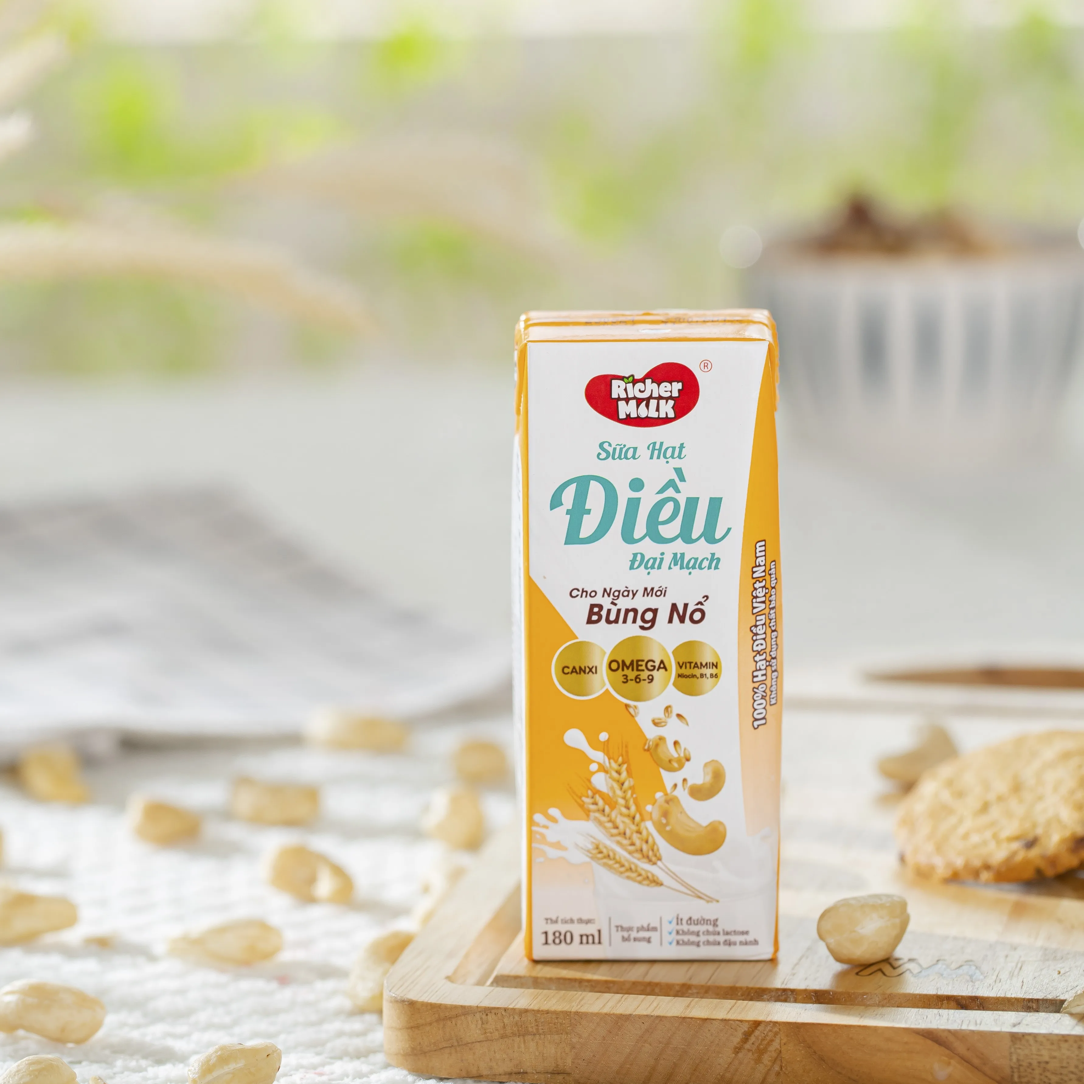 Vietnam Cashew Milk Manufactured in Factory in Viet Nam from Premium Cashew 94%  Extract, Almond, Soy  Milk UHT 180ml