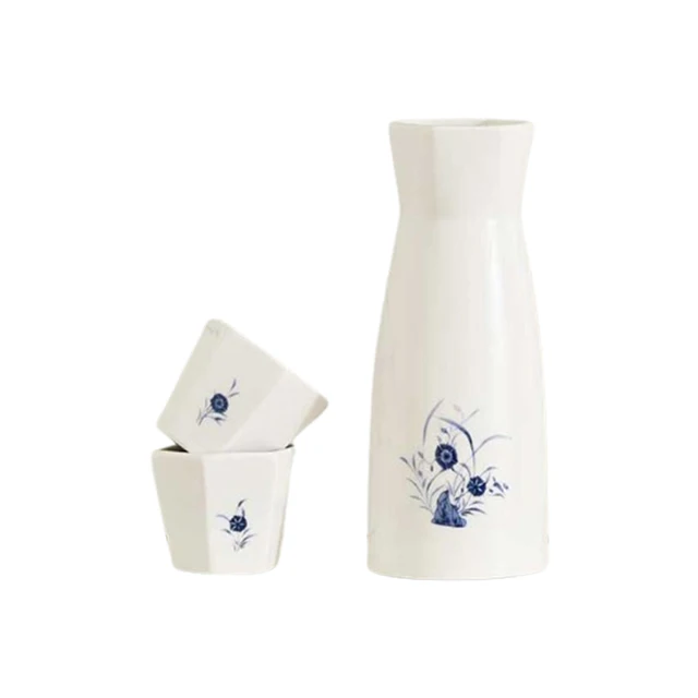 [White porcelain flat bottle with floral design in cobalt blue] Joseon Dynasty white porcelain flat bottle