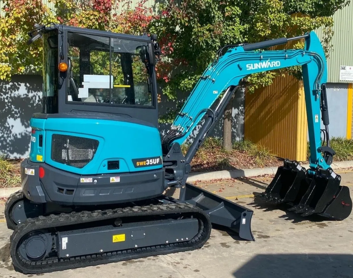 Уникальный доступный мини-экскаватор SUNWARD SWE25UF по низкой цене