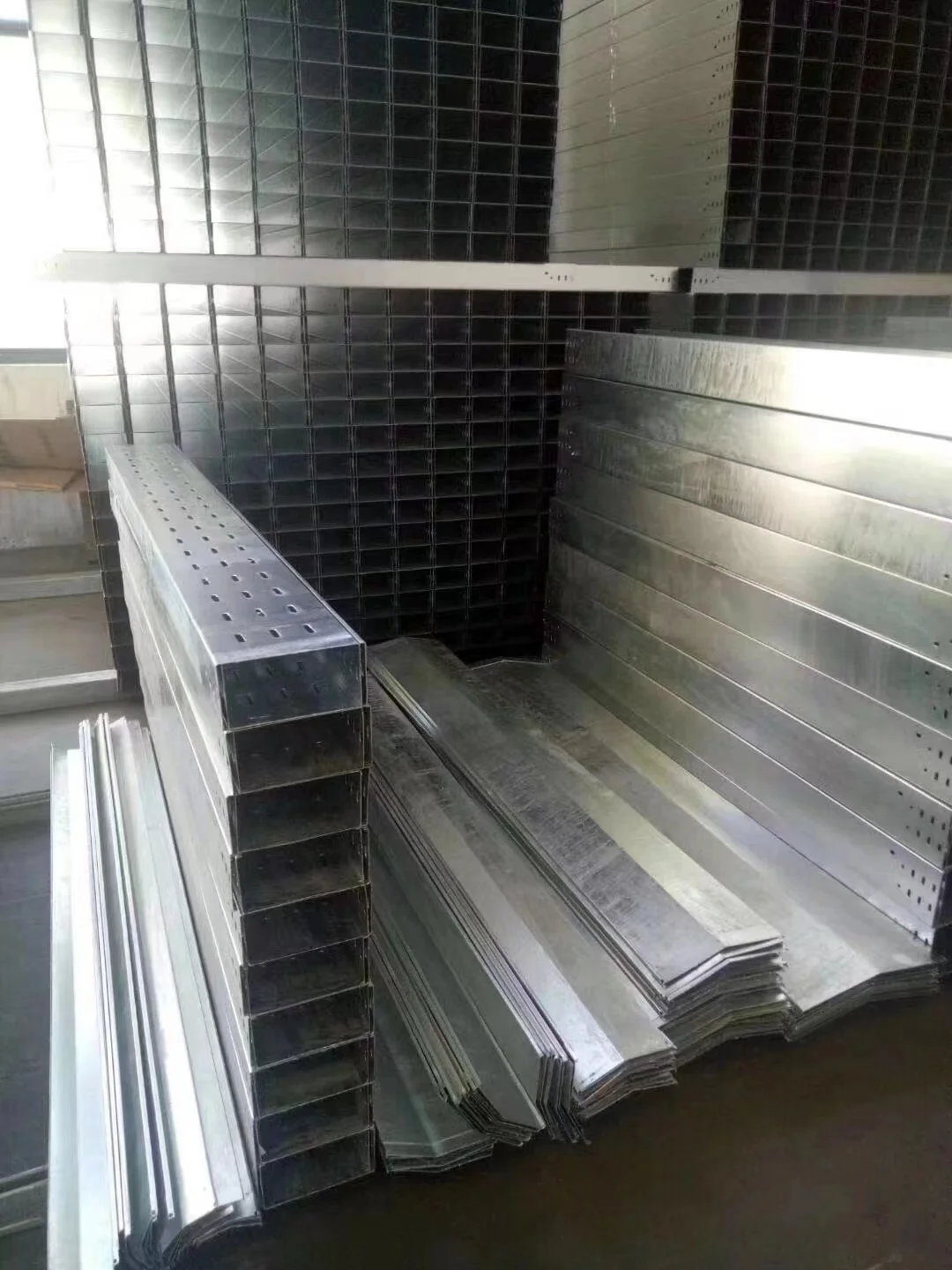 Waterproof Ventilated Cable Tray Support Raceway 0utdoor Galvanized Cable Trunking