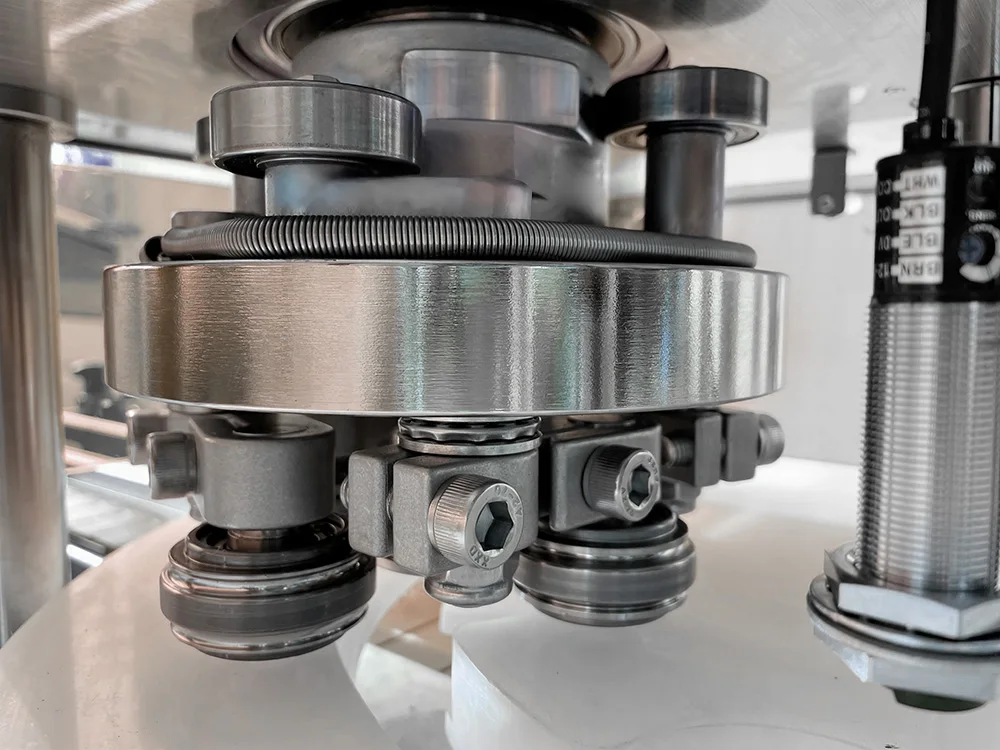 Fully automatic beverage soft drink can sealing machine tin can sealing machine aluminum can sealer machine