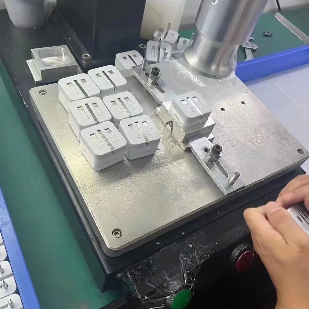 Factory Hot Sales 38W 40W Double Type C  Fast Wall Chargers Bulk Short Circuit Protection Power Supply Adapter For Iphone 13 Pro