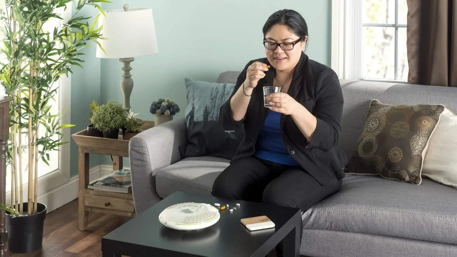 Wholesale Custom ZOOMCARE M112 28-Day Locked automatic pill organizer with alarm Reminder 6 Dosage Templates Easy-Read Display