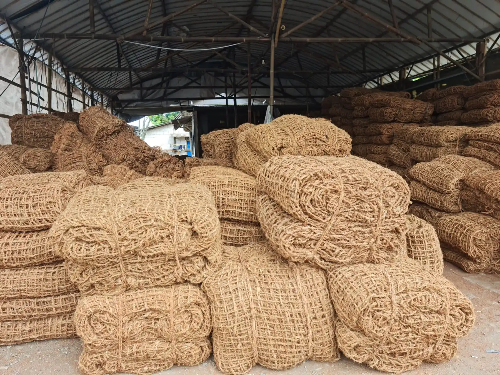 Hot Sale 100% Original Natural Whole SIze High Density Custom Weaving Eco Coco Fibre Dust Pot Vase Coco-Net Cocomat Cocomesh