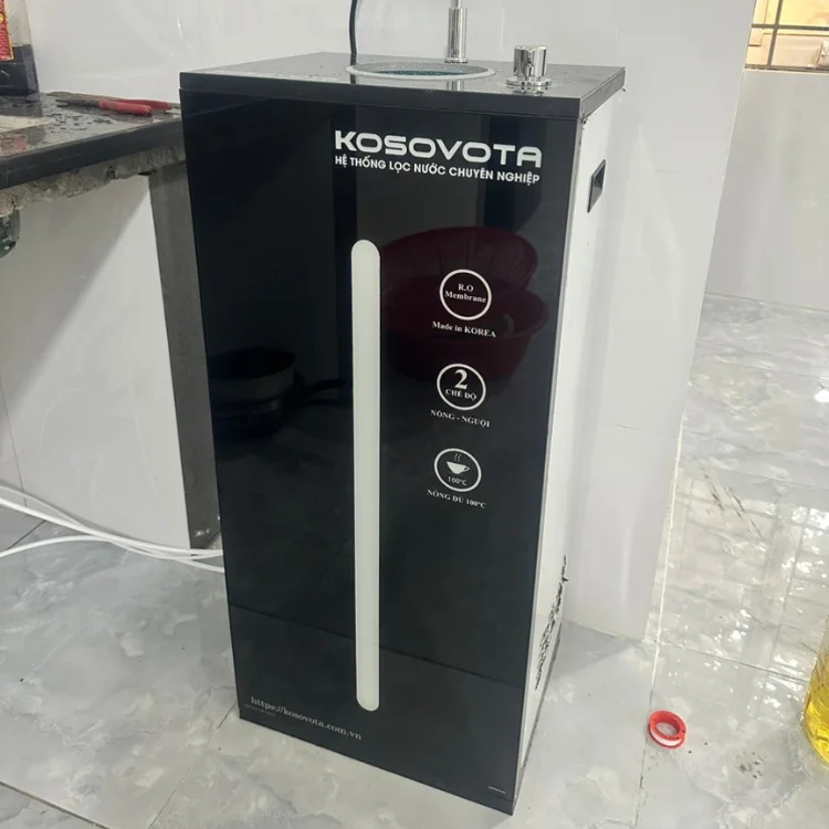 Hot And Cold Water Dispenser Has A RO Drinking Water Filtration System For Commercial And Home Use