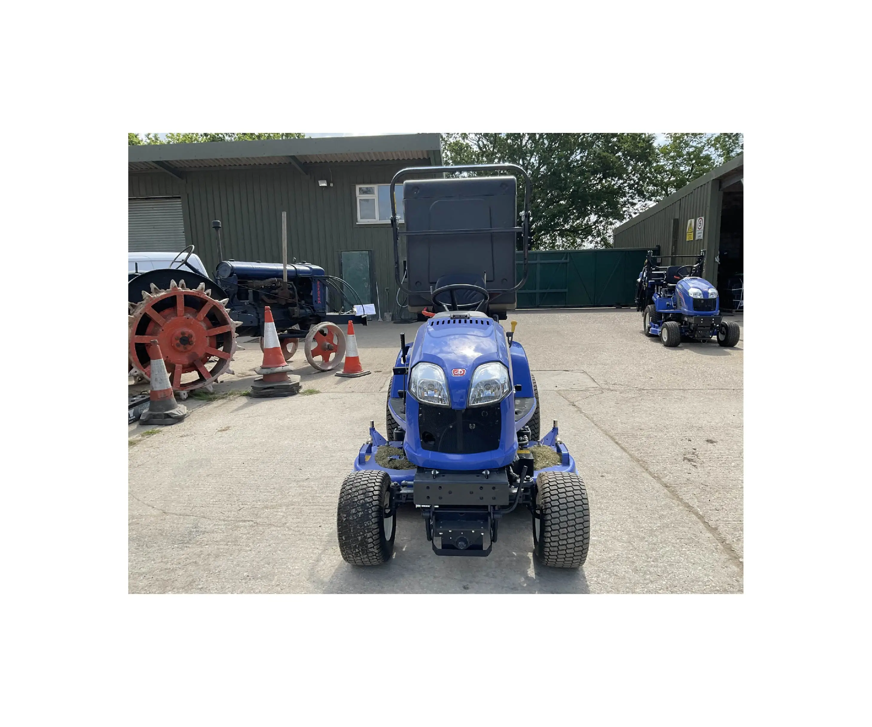 Iseki SXG 326+ mit Hochentleerung 1,37m