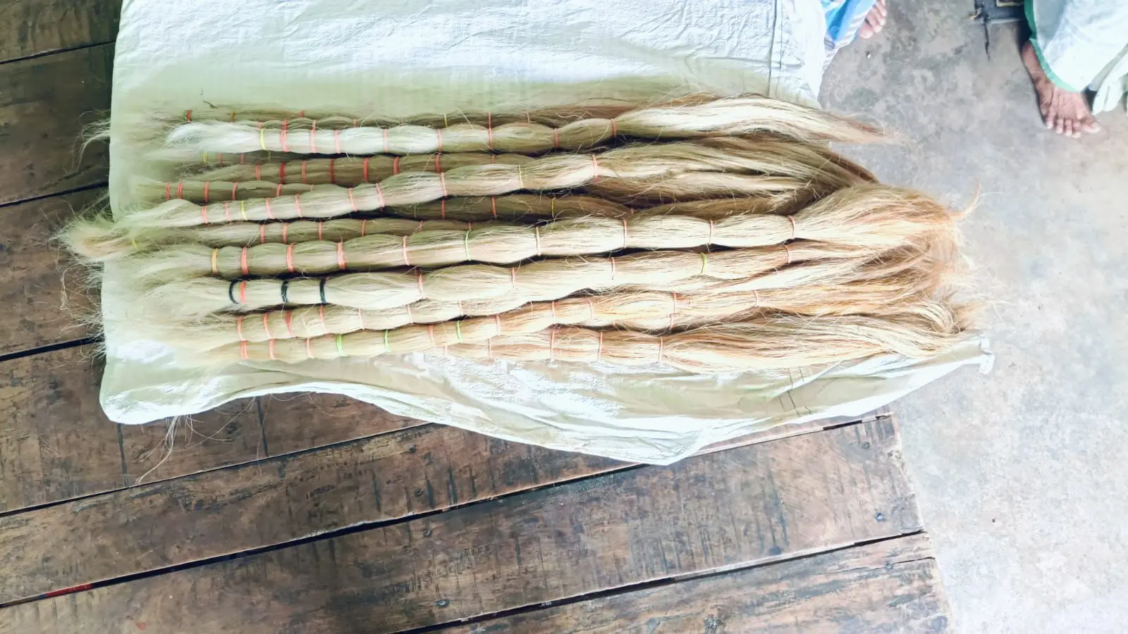 Bundled 30-40 inches white black and natural mixed color horse hairs for violin bow hairs and tail extensions