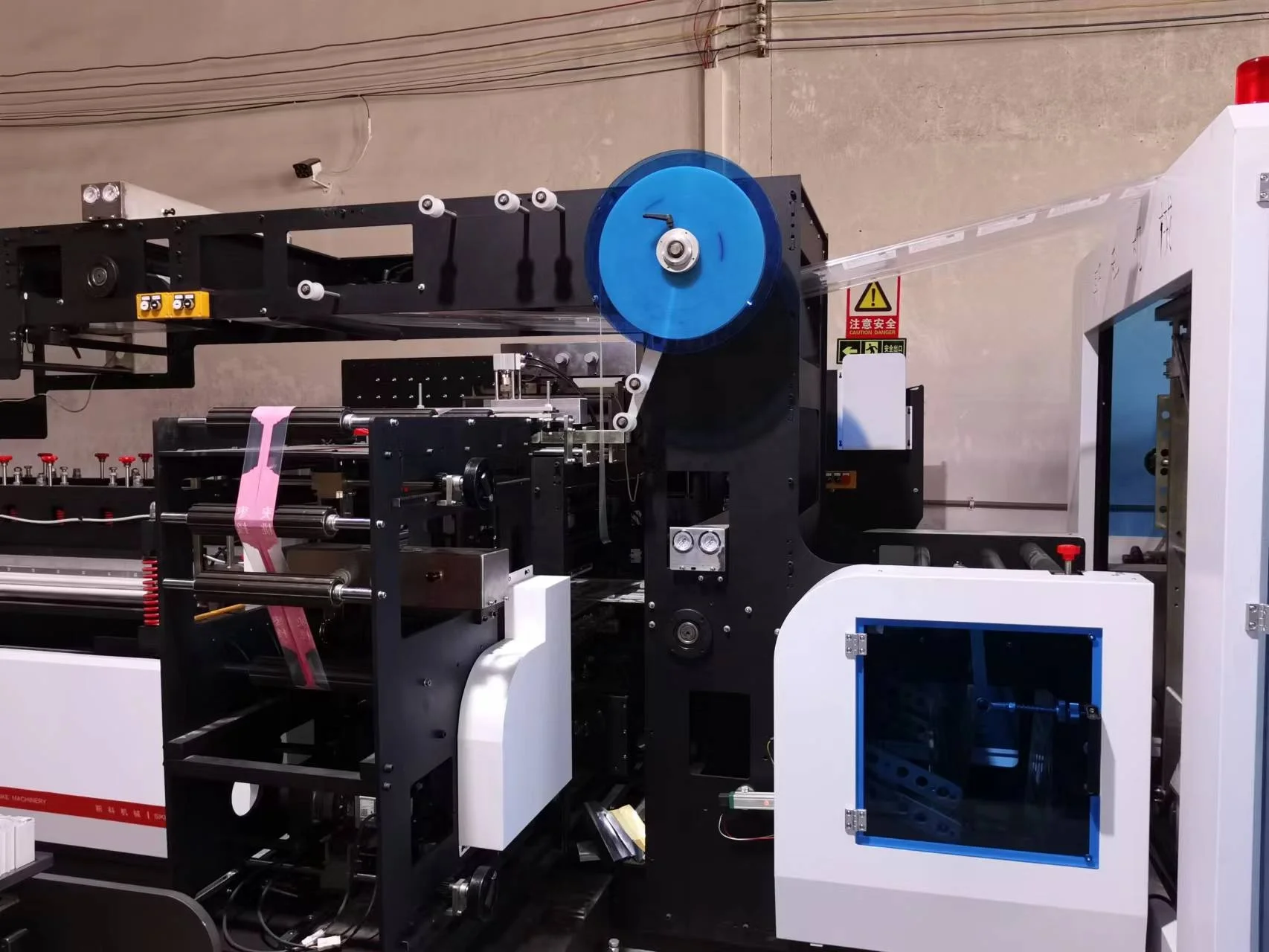 Hot sale newly designed single lane eight side seal pouches making machine