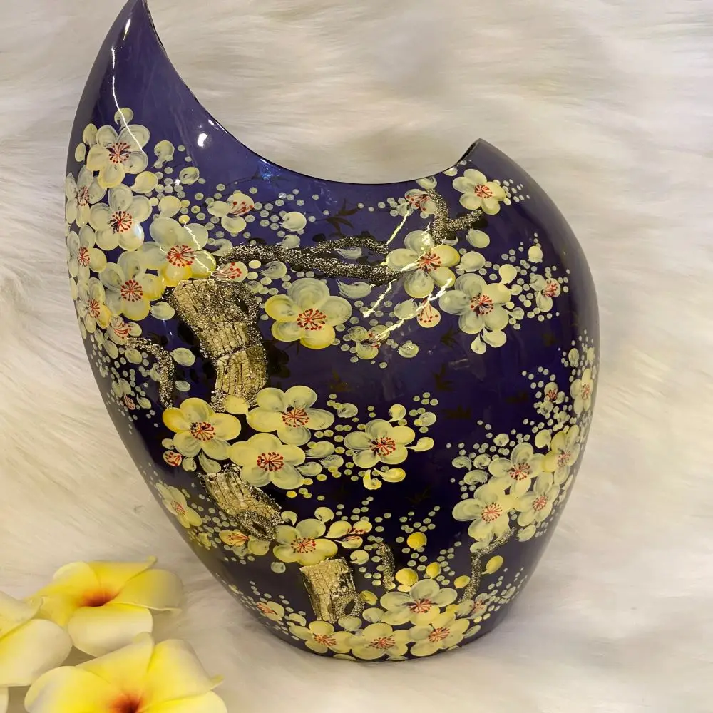 Wholesale Price Home Decoration Hand Painting Beautiful Lacquered Vase For Displaying Dry Flowers or Decorative Piece