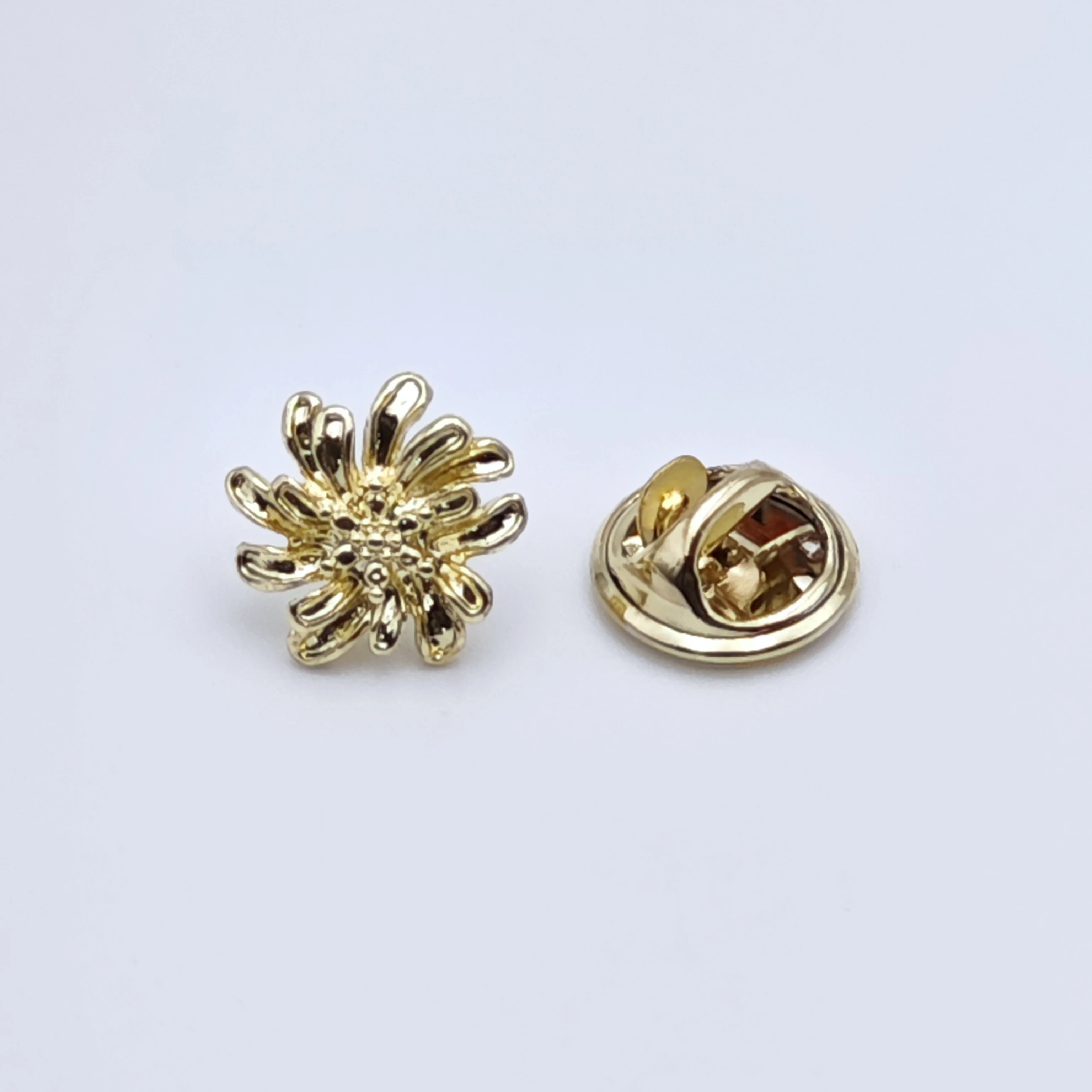 Designer Brooches Women Elegant Hollowed Out Rhinestone Pin Suit Clothing Decorations