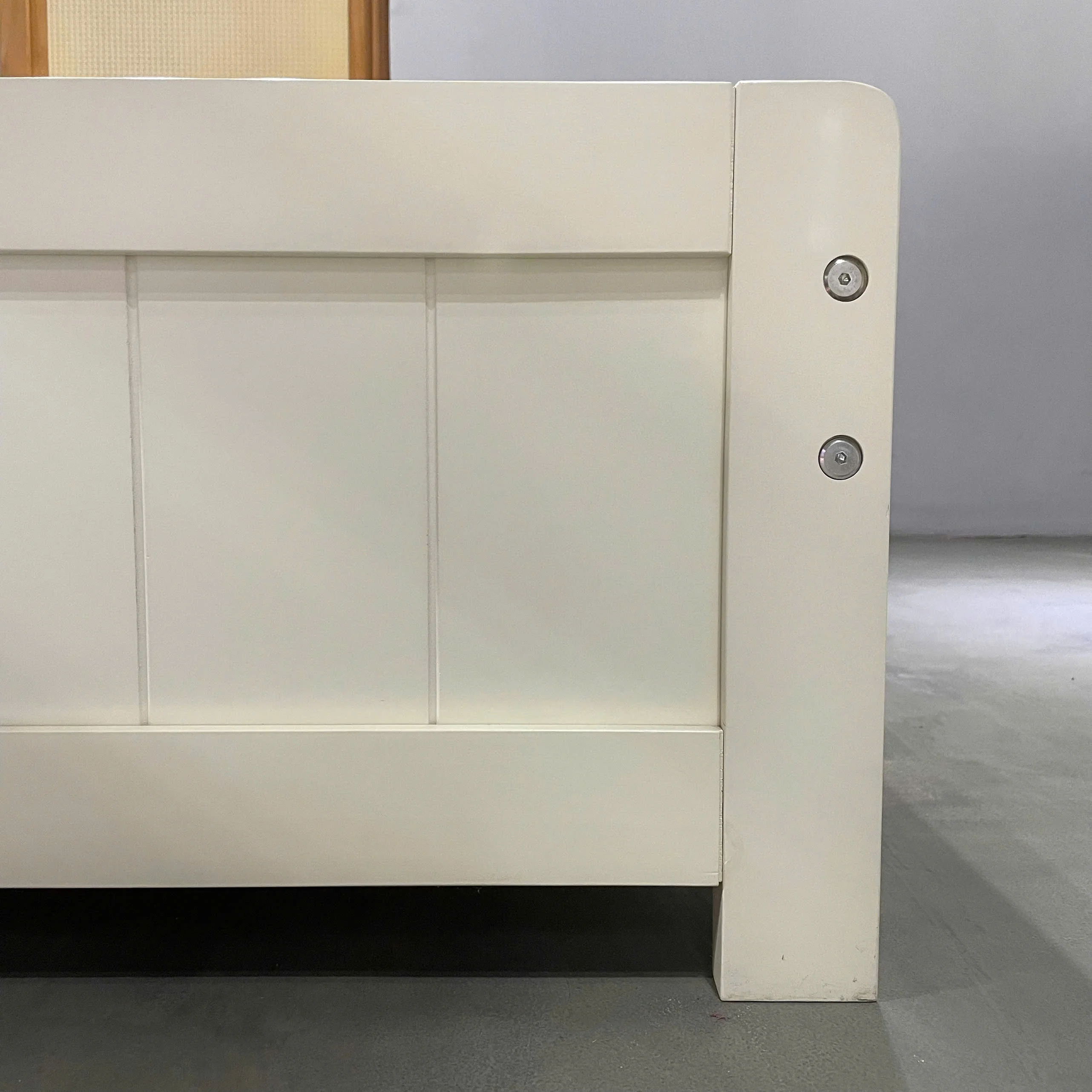 Single bed with minimalism style have white color and espresso color, customize follow customer requirement.