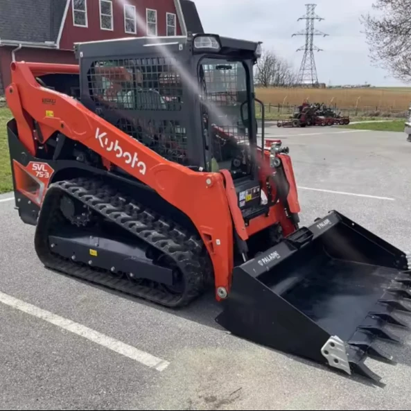 Компактный SVL75-3 трактор Kubota с фронтальным погрузчиком и навесным оборудованием