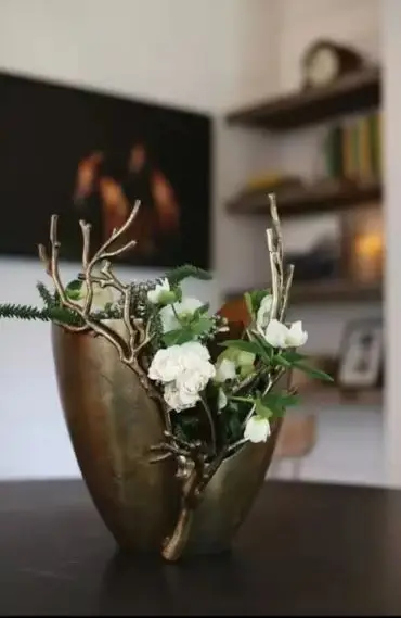 Hot Selling Modern Design Metal Flower Vase with Enamelled Finish and Horn Design for Home and Garden Wedding Decoration