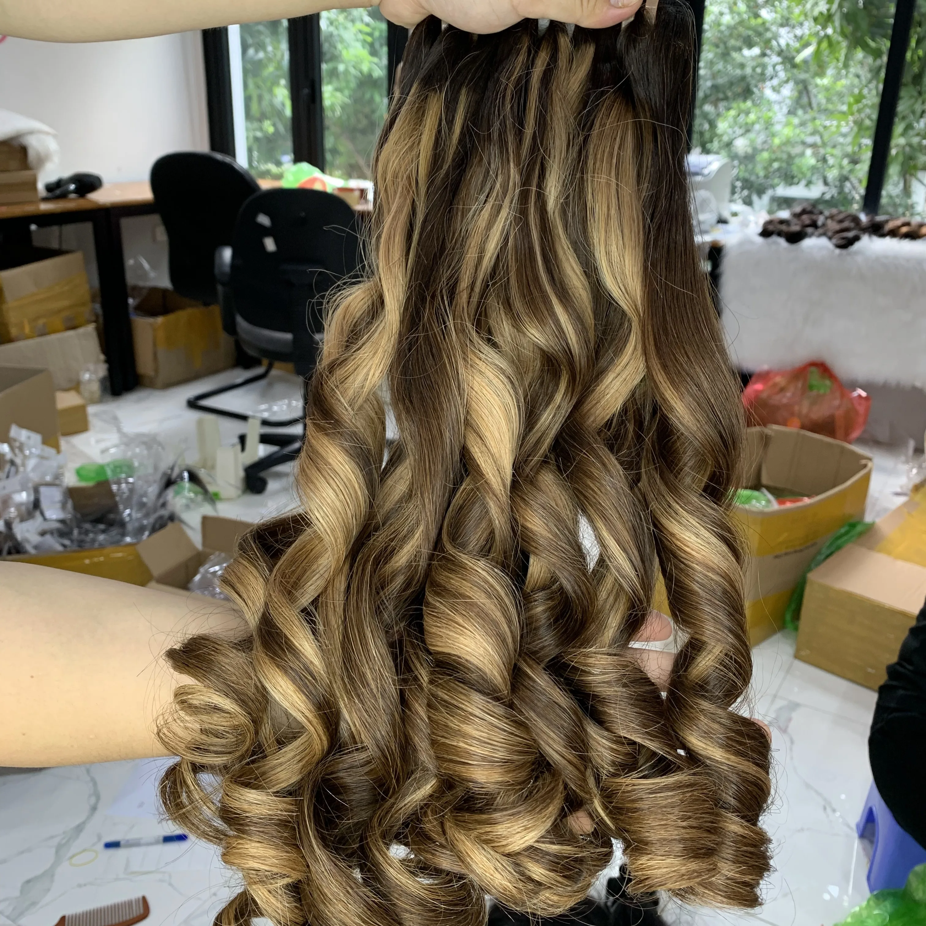 Straight Highlighted Caramel Color Raw Virgin Cuticle Aligned Super Double Human Hair Extensions For Making Wigs