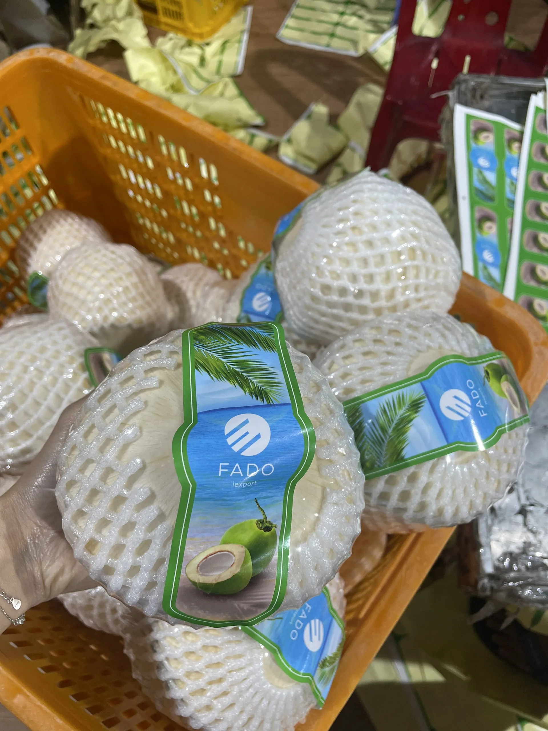 Wholesale Price Available Fresh Water Diamond Cut Coconut Natural Brown Color 1 Month Shelf Life Made In Vietnam