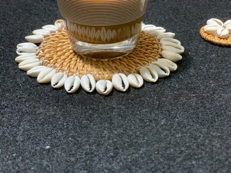 Handmade woven rattan coasters with shells, wicker coasters, natural handcrafted seagrass coasters hot sales 2024