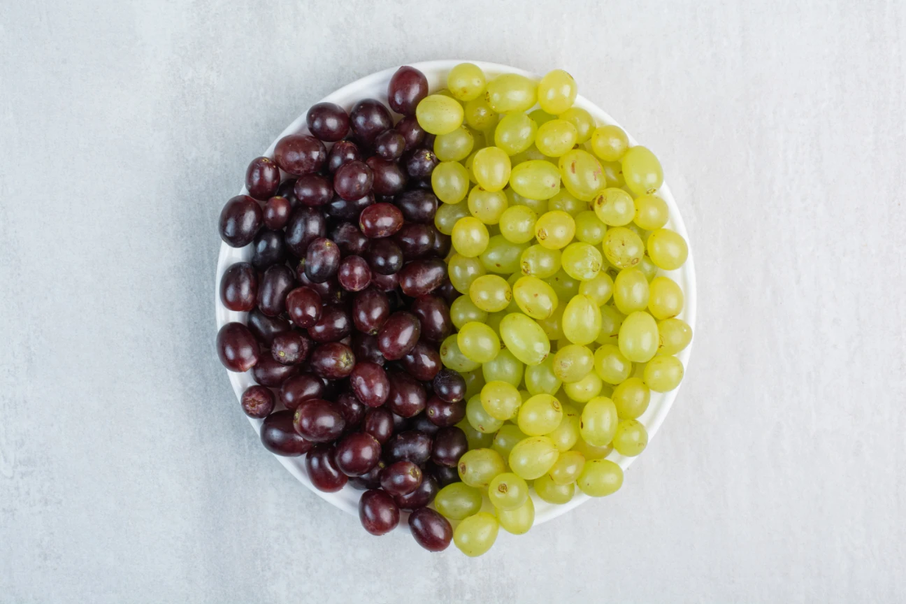 Manufacturer Of Fresh And Natural Green / Black Grapes Quality Assured Fresh Grapes Available At Wholesale Price